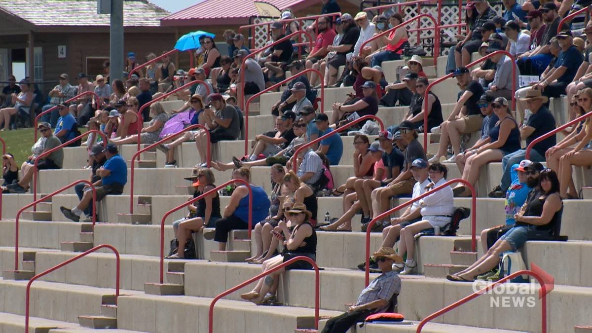 Click to play video: 'Fans return to stands in Saskatchewan as COVID-19 restrictions lifted'
